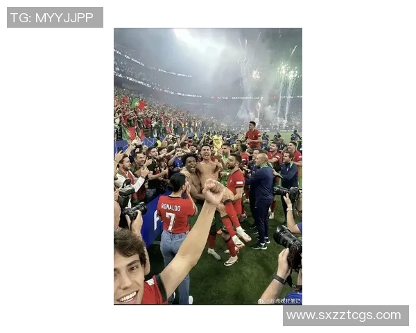 球迷疯狂冲进赛场抢夺C罗球衣引发热议的奇葩瞬间 球迷疯狂冲进赛场抢夺C罗球衣引发热议的奇葩瞬间